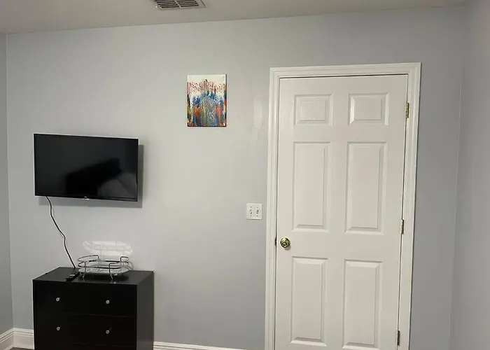 Cheerful 3-bedrooms With Free Parking On Premises Tallahassee