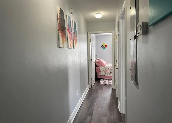 Holiday home Cheerful 3-bedrooms With Free Parking On Premises