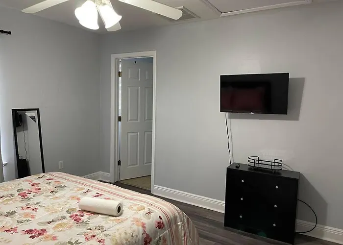 Cheerful 3-bedrooms With Free Parking On Premises Tallahassee